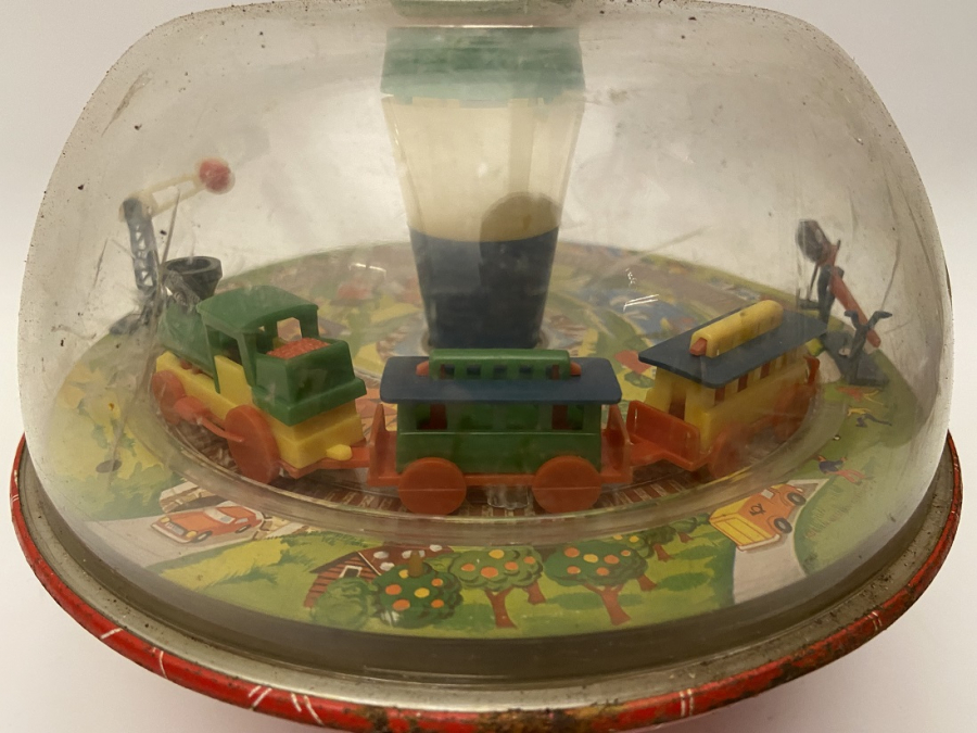 1970 TENEKE ÜZERİ ŞEFFAF SERT MİKA FANUS İÇİNDE HAREKET EDEN TREN OYUNCAK TOPAC 