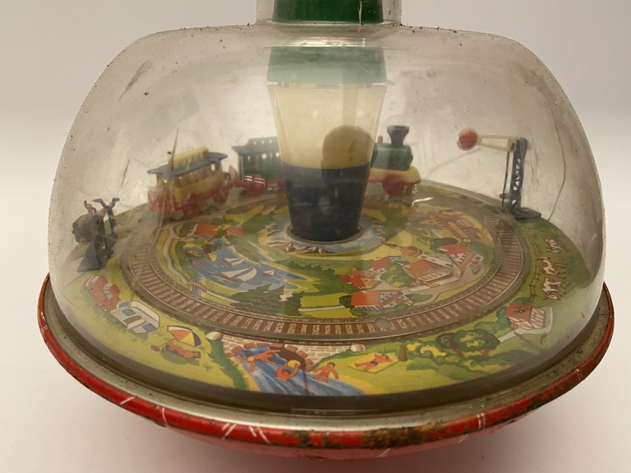 1970 TENEKE ÜZERİ ŞEFFAF SERT MİKA FANUS İÇİNDE HAREKET EDEN TREN OYUNCAK TOPAC 