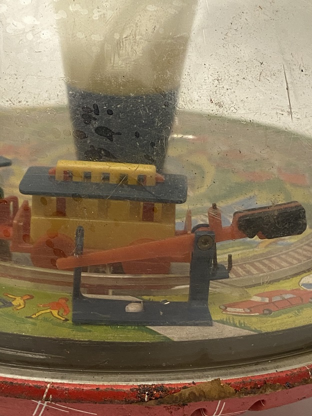 1970 TENEKE ÜZERİ ŞEFFAF SERT MİKA FANUS İÇİNDE HAREKET EDEN TREN OYUNCAK TOPAC 