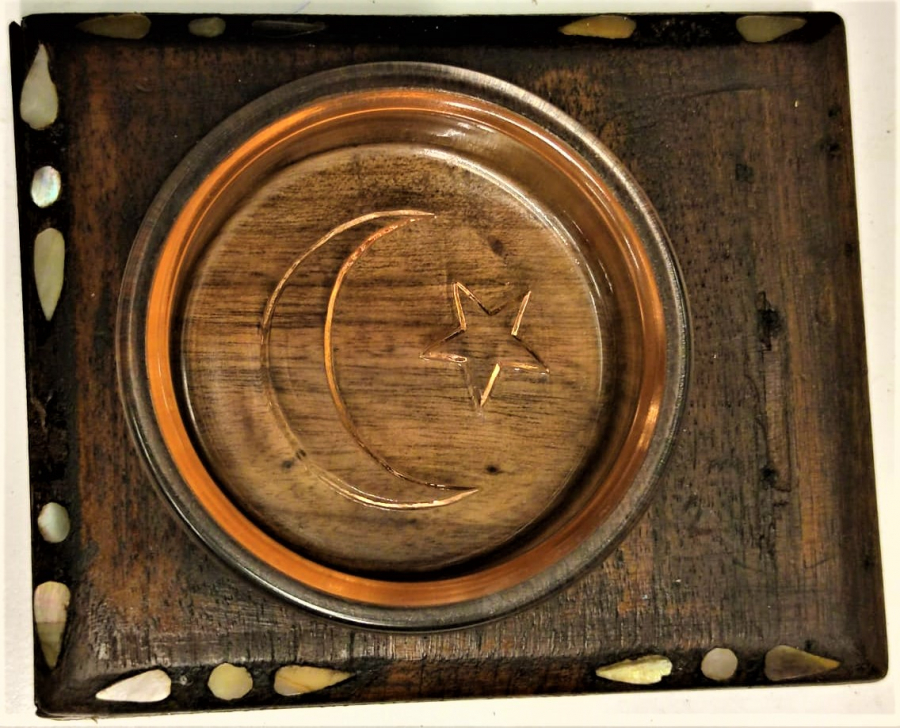 1900 OSMANLI HAS AHŞAP KAKMA SEDEFLİ ORTASINDA AY YILDIŞ İŞLEMELİ BAL RENKLİ CAM KÜLLÜK