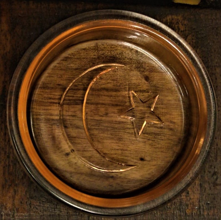 1900 OSMANLI HAS AHŞAP KAKMA SEDEFLİ ORTASINDA AY YILDIŞ İŞLEMELİ BAL RENKLİ CAM KÜLLÜK