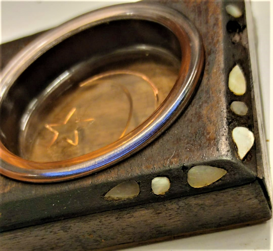 1900 OSMANLI HAS AHŞAP KAKMA SEDEFLİ ORTASINDA AY YILDIŞ İŞLEMELİ BAL RENKLİ CAM KÜLLÜK