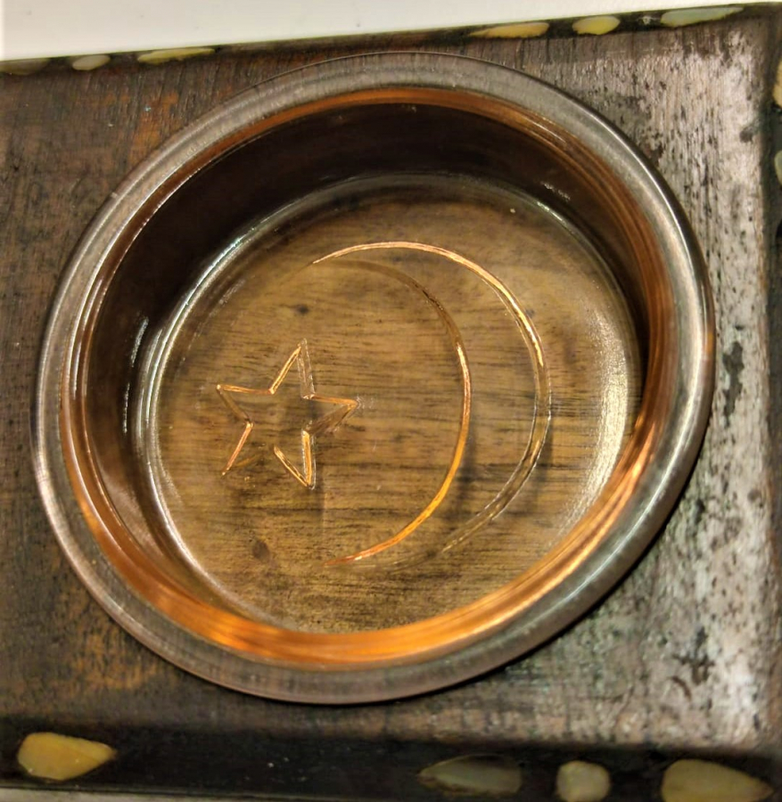 1900 OSMANLI HAS AHŞAP KAKMA SEDEFLİ ORTASINDA AY YILDIŞ İŞLEMELİ BAL RENKLİ CAM KÜLLÜK