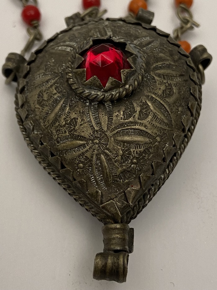 ŞAMAN KOLYE ORTASI KIRMIZI AKİK TAŞLI  ÜZERİ İŞLEMELİ MERCAN SALLAMALI KOLYE UCU