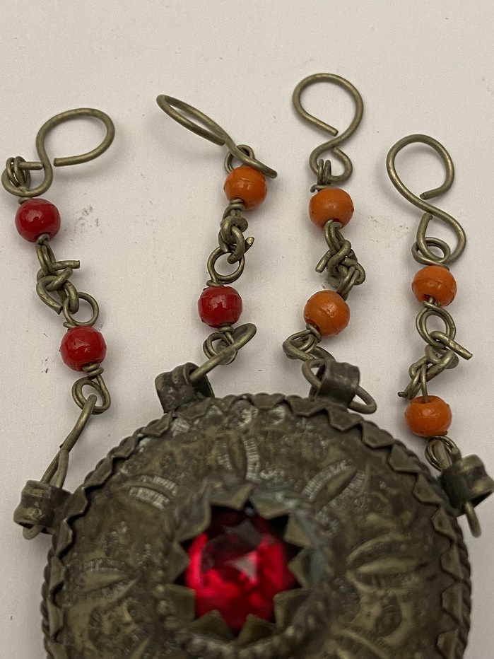 ŞAMAN KOLYE ORTASI KIRMIZI AKİK TAŞLI  ÜZERİ İŞLEMELİ MERCAN SALLAMALI KOLYE UCU