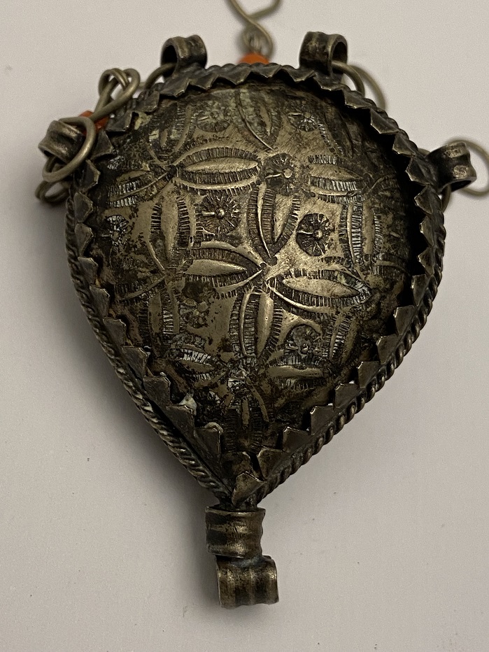 ŞAMAN KOLYE ORTASI KIRMIZI AKİK TAŞLI  ÜZERİ İŞLEMELİ MERCAN SALLAMALI KOLYE UCU