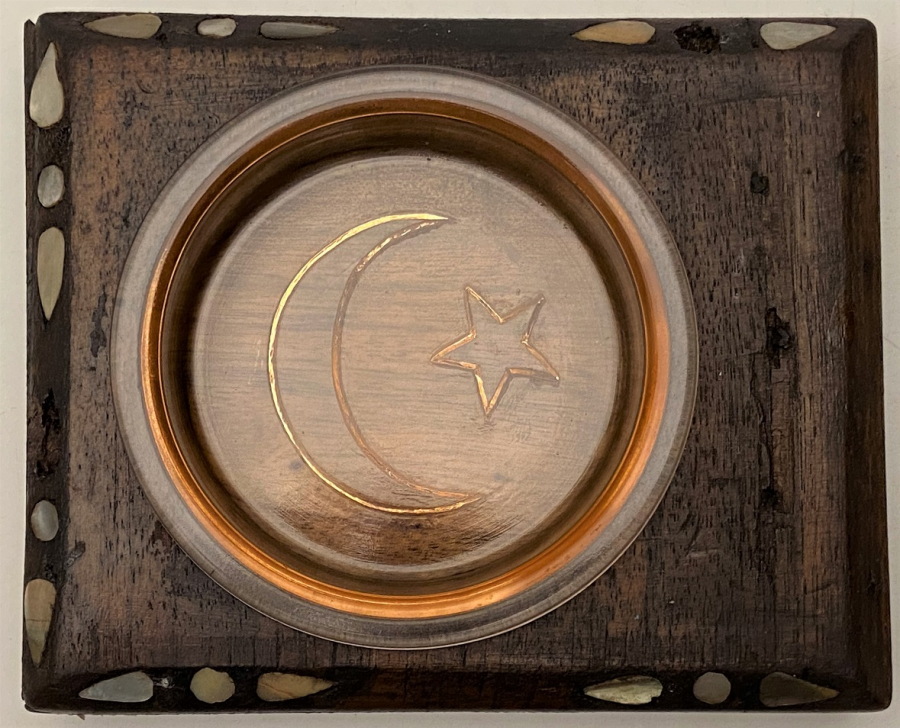 1900 OSMANLI HAS AHŞAP KAKMA SEDEFLİ ORTASINDA AY YILDIŞ İŞLEMELİ BAL RENKLİ CAM KÜLLÜK