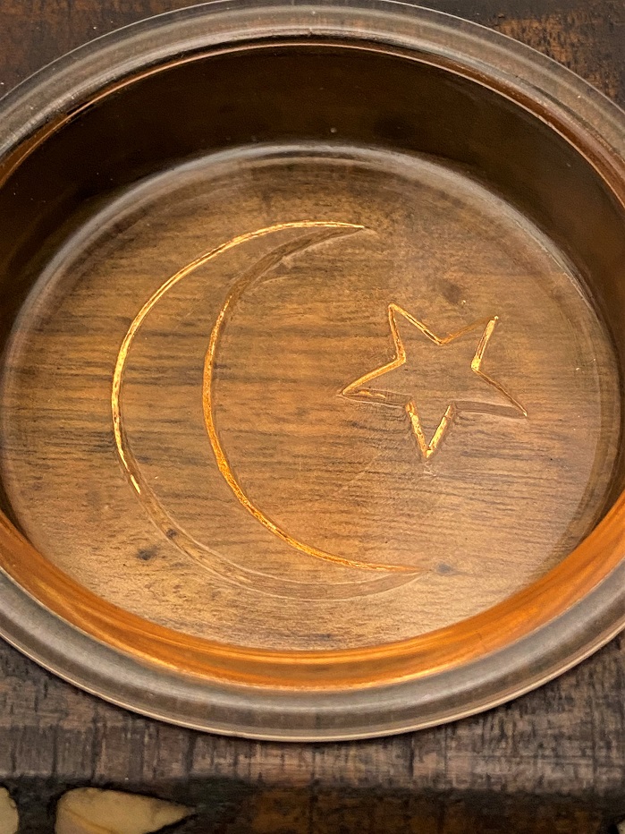 1900 OSMANLI HAS AHŞAP KAKMA SEDEFLİ ORTASINDA AY YILDIŞ İŞLEMELİ BAL RENKLİ CAM KÜLLÜK