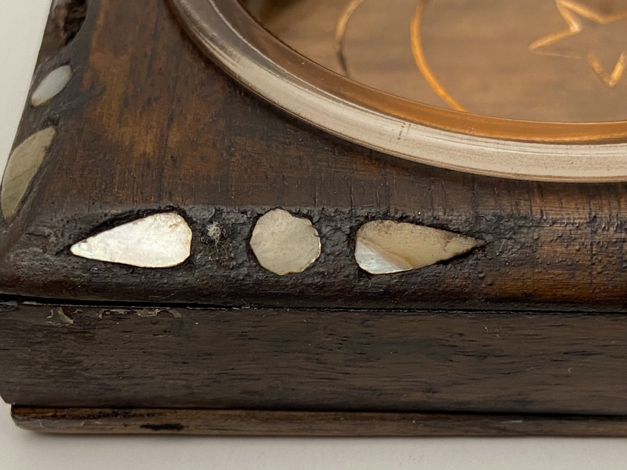 1900 OSMANLI HAS AHŞAP KAKMA SEDEFLİ ORTASINDA AY YILDIŞ İŞLEMELİ BAL RENKLİ CAM KÜLLÜK