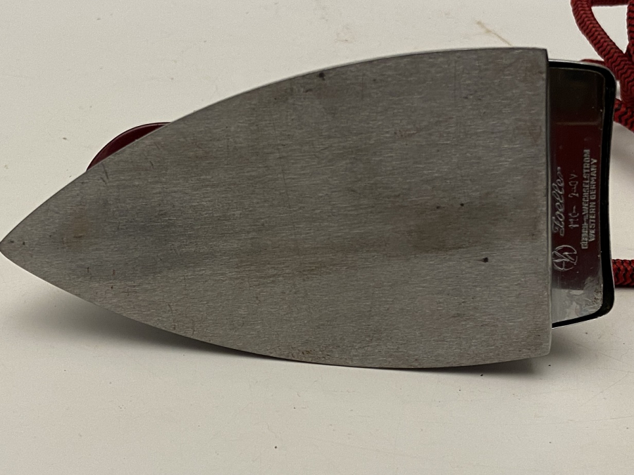 ZOELLER 240V ÇANTALI BAKALİT SAPLI ELEKTRİKLİ SEYEHAT İÇİN TASARLANMIŞ ÜTÜ