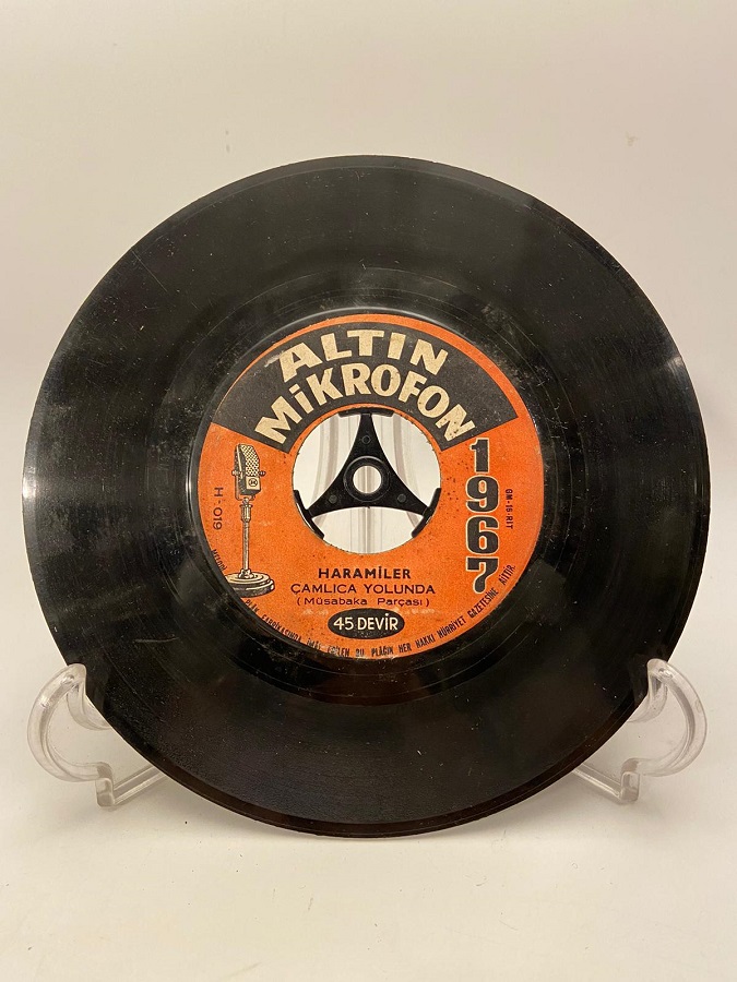  HARAMİLER ''1967 ALTIN MİKROFON'' - ÇAMLICA YOLUNDA / ADANALI - 45LİK PLAK NADİR
