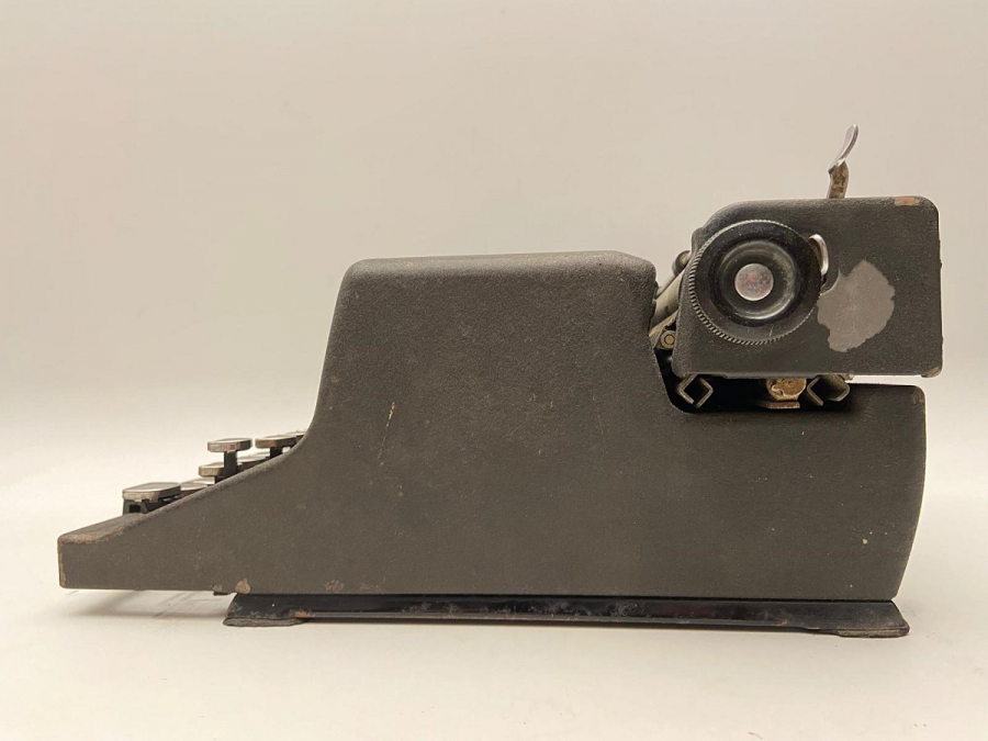 1940 ROYAL MEKANİK METAL KASA CAMLI ŞEFFAF TUŞLAR SORUNSUZ CALIŞAN DAKTİLO F KLAVYE 