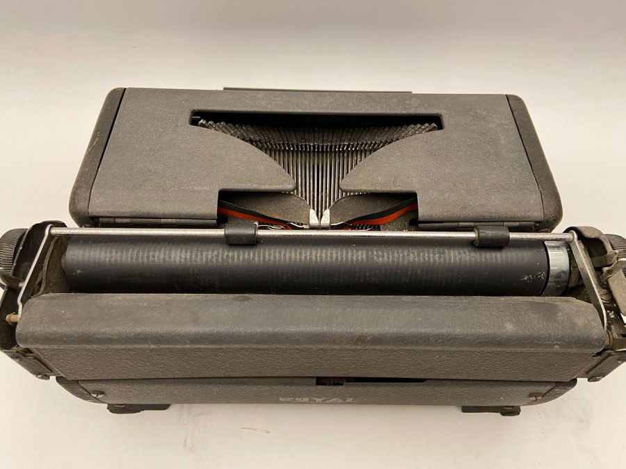 1940 ROYAL MEKANİK METAL KASA CAMLI ŞEFFAF TUŞLAR SORUNSUZ CALIŞAN DAKTİLO F KLAVYE 