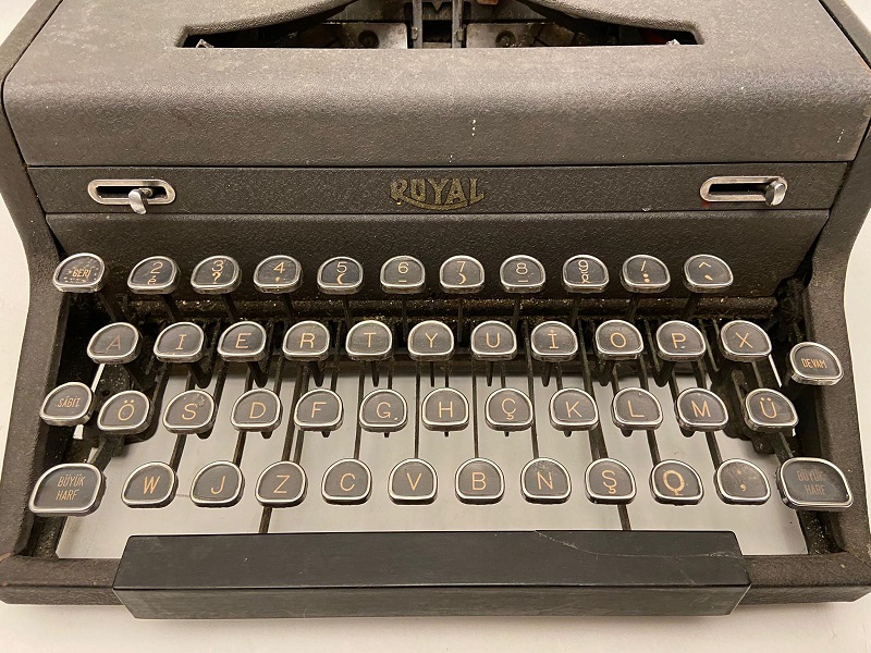 1940 ROYAL MEKANİK METAL KASA CAMLI ŞEFFAF TUŞLAR SORUNSUZ CALIŞAN DAKTİLO F KLAVYE 