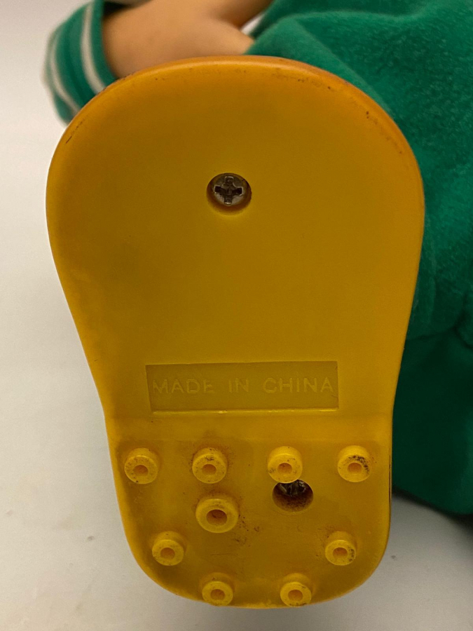 WALKMAN DİNLEYEN KIYAFETLİ PİLLİ HAREKETLİ YÜRÜYEN  OYUNCAK ASLAN