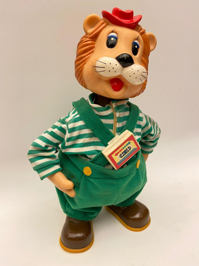 WALKMAN DİNLEYEN KIYAFETLİ PİLLİ HAREKETLİ YÜRÜYEN  OYUNCAK ASLAN