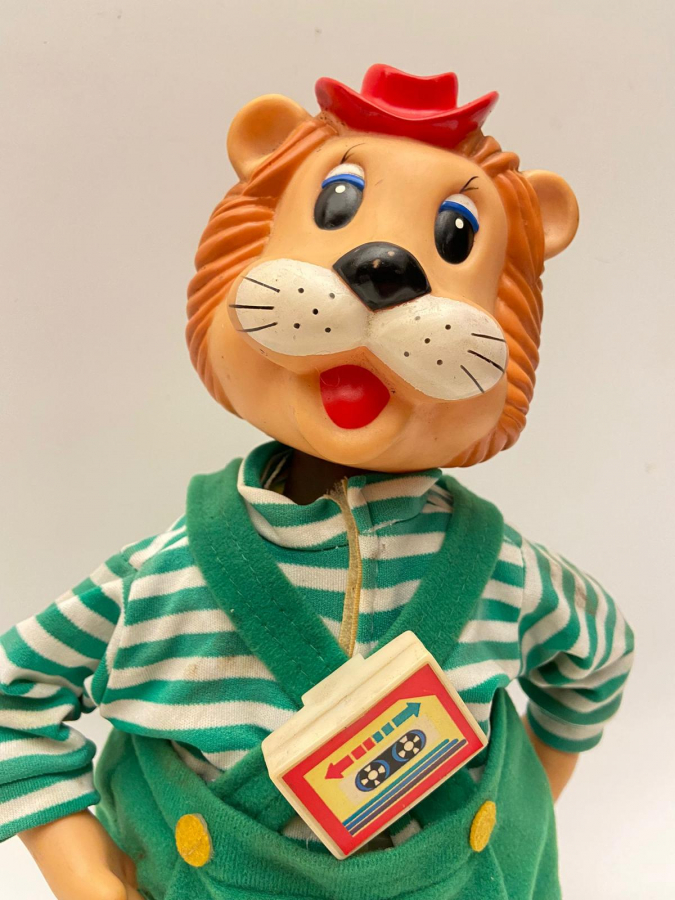 WALKMAN DİNLEYEN KIYAFETLİ PİLLİ HAREKETLİ YÜRÜYEN  OYUNCAK ASLAN