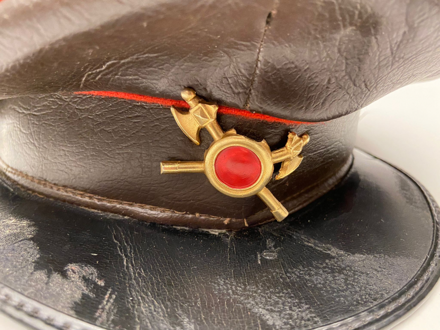 1950 DERİ VE KUMAŞ DAN YAPILMIŞ 56 NUMARA İTFAİYE METAL ORTASI KIRMIZI ARMALI ÇALIŞAN ŞEF İTFAİYECİ ŞAPKASI