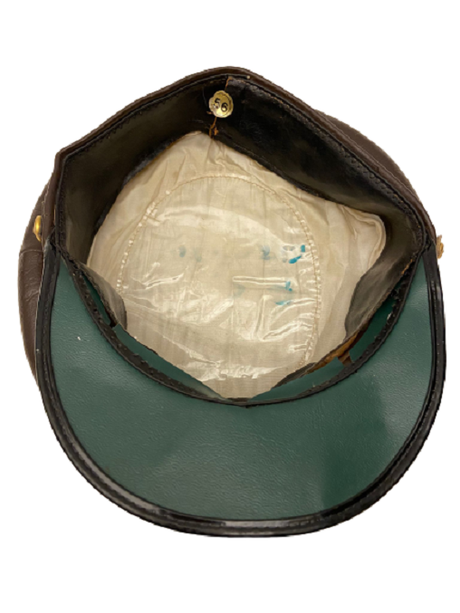 1950 DERİ VE KUMAŞ DAN YAPILMIŞ 56 NUMARA İTFAİYE METAL ORTASI KIRMIZI ARMALI ÇALIŞAN ŞEF İTFAİYECİ ŞAPKASI