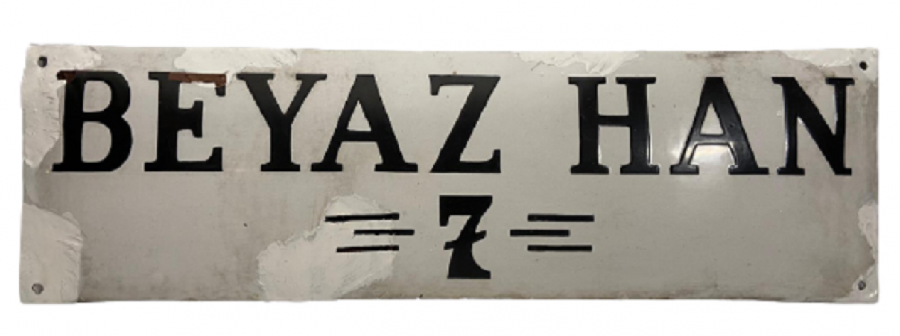 1930 GAZİANTEP BEYAZ HAN NO 7  EMAYE TABELA BEYAZ ÜZERİNE SİYAH YAZI 