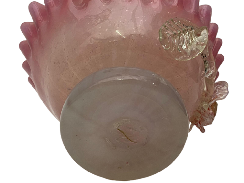 FIRANSIZ TAMAMI EL İŞÇİLİĞİ ŞEKER PEMBESİ AŞAYA DOGRU BEYAZLAYAN  OPALİN KENARLAR FIRFIRLI KULPLU ŞEKERLİK