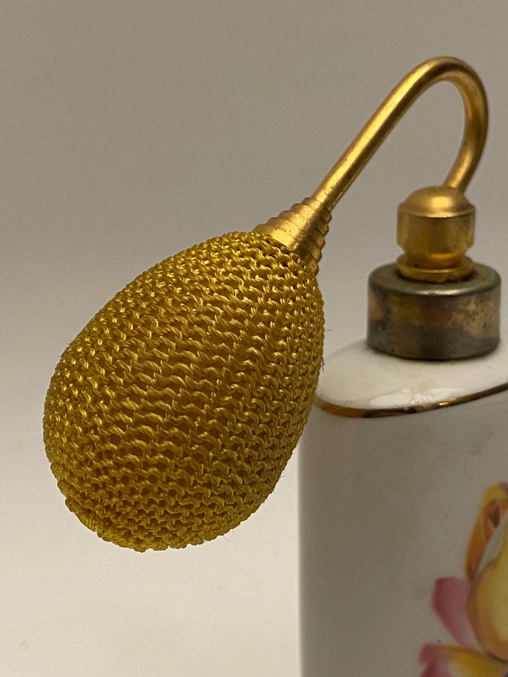 ALMAN BAVARIA DAMGALI ÜZERİ CİCEKLİ PORSELEN  POMPALI PARFÜM ŞİŞESİ