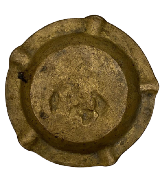 1960 SARI  PİRİNÇ DÖKÜM ÜZERİ TAMAMEN EL İŞÇİLİKLİ TESVİYELİ DEMİRCİLERİN CALIŞMASI TEMALI KÜLLÜK