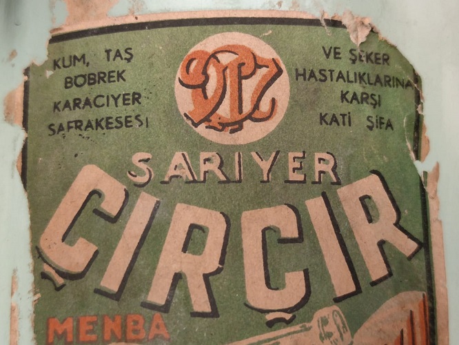 1930 SARIYER CIRCIR MENBA SUYU AGIZ KISMI KURŞUN KAPLI ŞİŞE MÜHÜRLENEBİLİR PİRİNC VİDALI KAPAK  CAM ŞİŞE 3 Cc