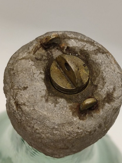 1930 SARIYER CIRCIR MENBA SUYU AGIZ KISMI KURŞUN KAPLI ŞİŞE MÜHÜRLENEBİLİR PİRİNC VİDALI KAPAK  CAM ŞİŞE 3 Cc