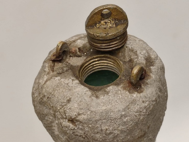 1930 SARIYER CIRCIR MENBA SUYU AGIZ KISMI KURŞUN KAPLI ŞİŞE MÜHÜRLENEBİLİR PİRİNC VİDALI KAPAK  CAM ŞİŞE 3 Cc