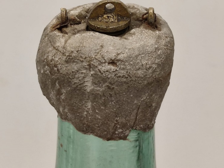 1930 SARIYER CIRCIR MENBA SUYU AGIZ KISMI KURŞUN KAPLI ŞİŞE MÜHÜRLENEBİLİR PİRİNC VİDALI KAPAK  CAM ŞİŞE 3 Cc