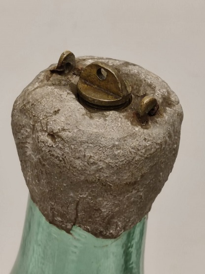 1930 SARIYER CIRCIR MENBA SUYU AGIZ KISMI KURŞUN KAPLI ŞİŞE MÜHÜRLENEBİLİR PİRİNC VİDALI KAPAK  CAM ŞİŞE 3 Cc