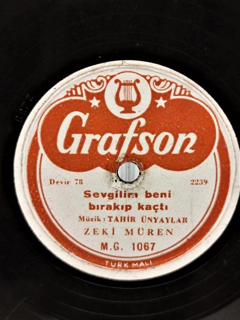 TAŞ PLAK GRAFSON ZEKİ MÜREN  SEVGİLİM BENİ BIRAKIP KAÇDI / ELVEDA ( KIRIK PLAK FİLMİNDEN ) OLDUKCA TEMİZ