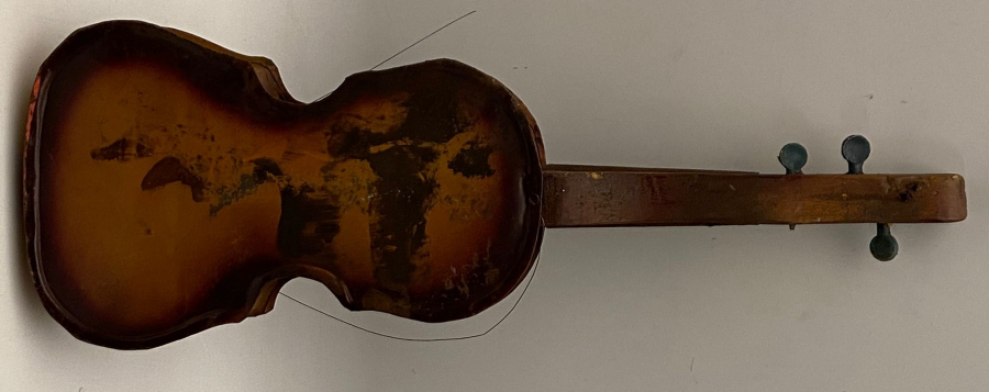 1960 YERLİ TENEKE OYUNCAK KEMAN  AFACAN ÜRETİMİ GÖVDE TENEKEDEN VE AHŞAP SAPLI VE ORJİNAL YAYI 