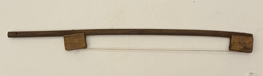 1960 YERLİ TENEKE OYUNCAK KEMAN  AFACAN ÜRETİMİ GÖVDE TENEKEDEN VE AHŞAP SAPLI VE ORJİNAL YAYI 