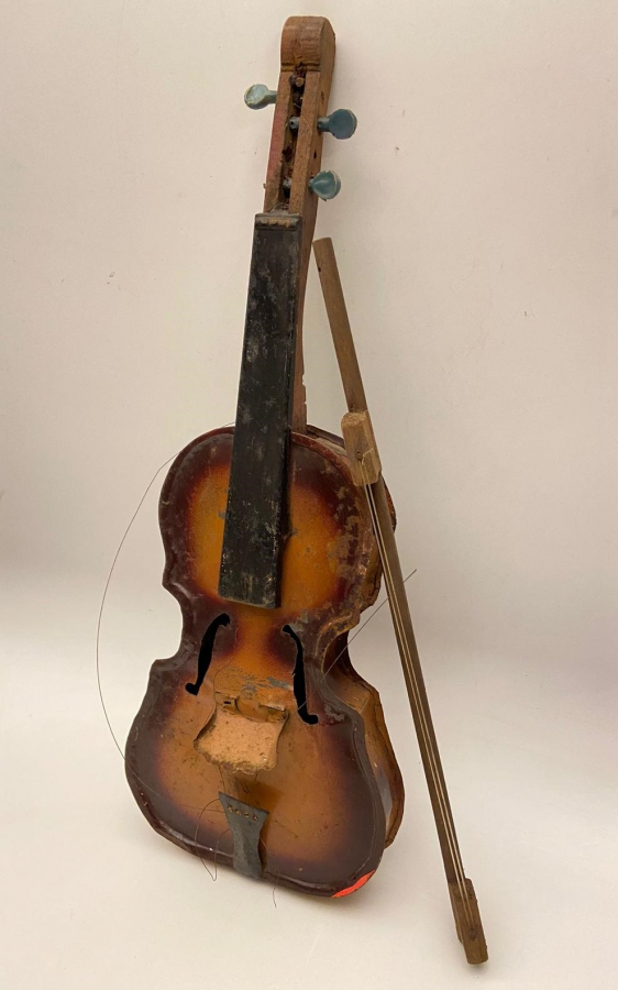 1960 YERLİ TENEKE OYUNCAK KEMAN  AFACAN ÜRETİMİ GÖVDE TENEKEDEN VE AHŞAP SAPLI VE ORJİNAL YAYI 