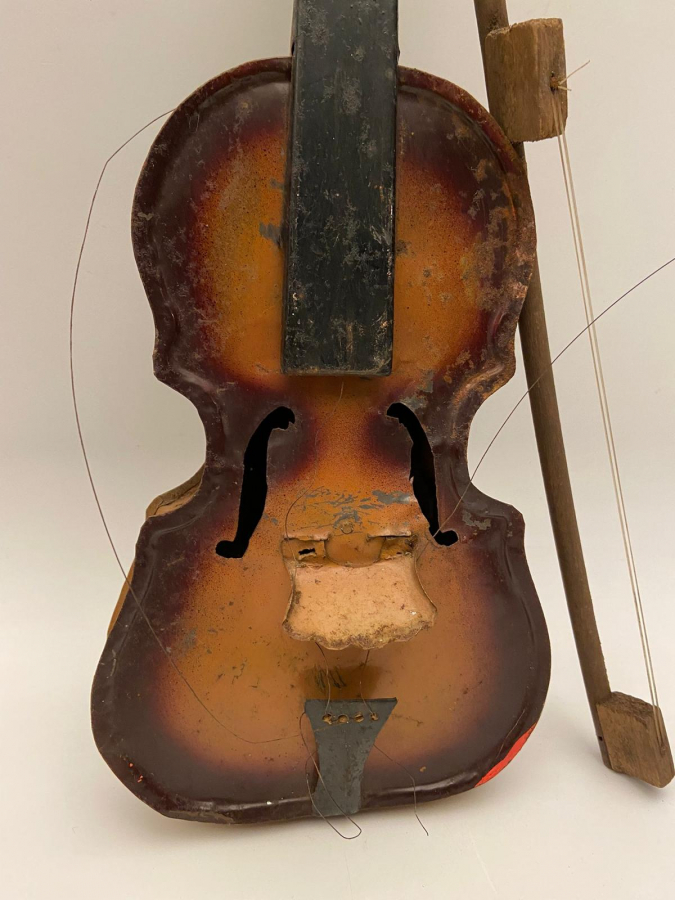 1960 YERLİ TENEKE OYUNCAK KEMAN  AFACAN ÜRETİMİ GÖVDE TENEKEDEN VE AHŞAP SAPLI VE ORJİNAL YAYI 