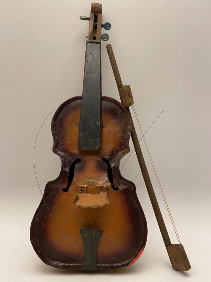 1960 YERLİ TENEKE OYUNCAK KEMAN  AFACAN ÜRETİMİ GÖVDE TENEKEDEN VE AHŞAP SAPLI VE ORJİNAL YAYI 