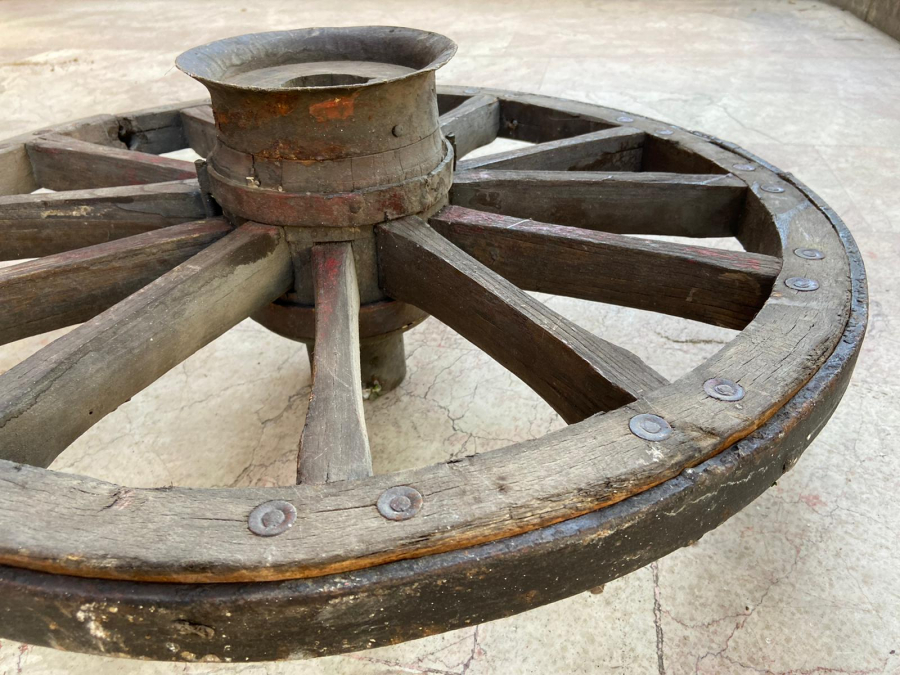 1940 EL YAPIM TAHTA AT ARABASI TEKERLEĞİ ETRAFI  SICAK DÖGME DEMİR CEMBERLİ TAMAMEN ELDE YAPILMIŞ  AHŞAP TEKERLEK