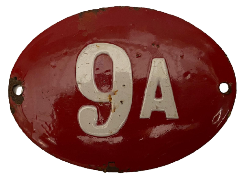 1950 KIRMIZI BEYAZ EMAYE OVAL BOMBELİ FORMDA  9A NUMARALI SOKAK KAPI TABELASI