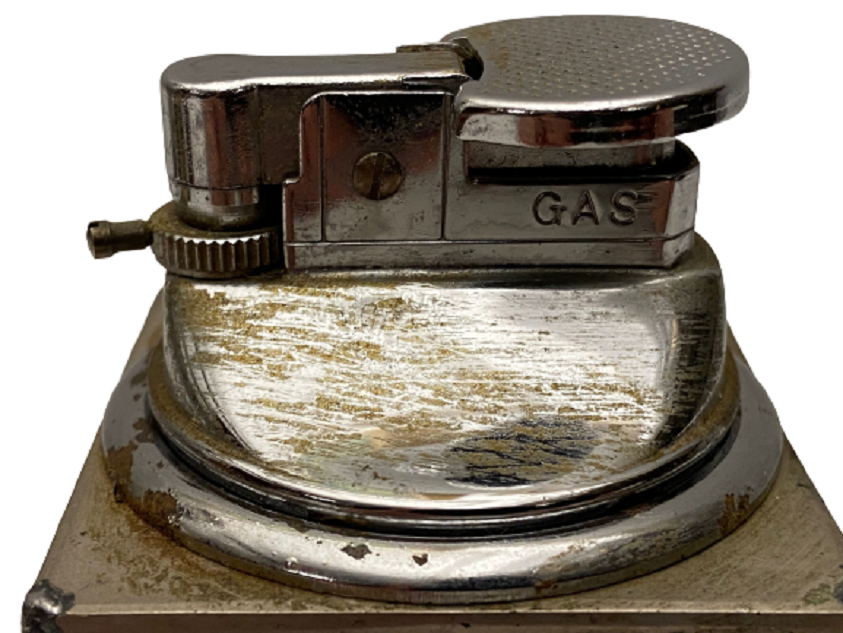 METAL İŞLEMELİ KAİDE ÜZERİNDE GAZLI  CAKMAK TAŞLI MASA ÜZERİ ÇAKMAĞI