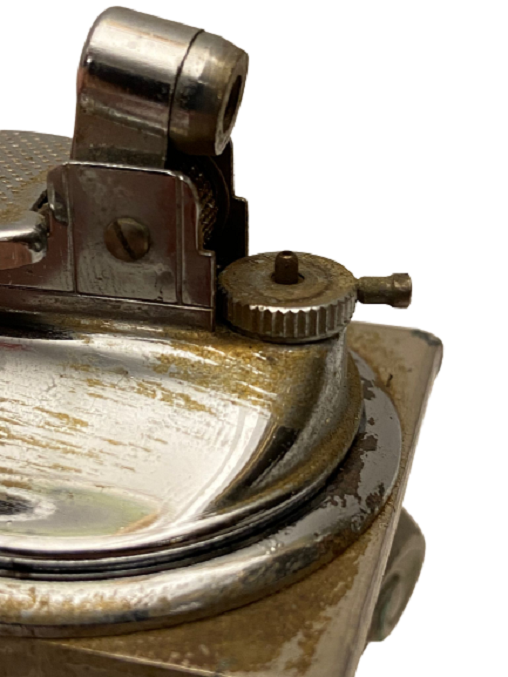 METAL İŞLEMELİ KAİDE ÜZERİNDE GAZLI  CAKMAK TAŞLI MASA ÜZERİ ÇAKMAĞI