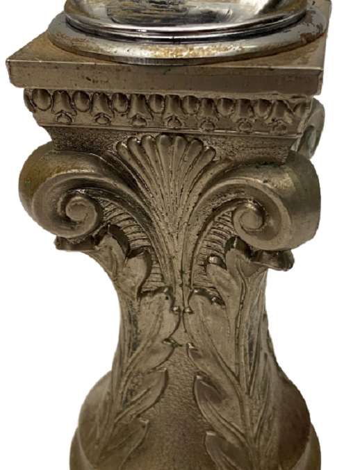 METAL İŞLEMELİ KAİDE ÜZERİNDE GAZLI  CAKMAK TAŞLI MASA ÜZERİ ÇAKMAĞI