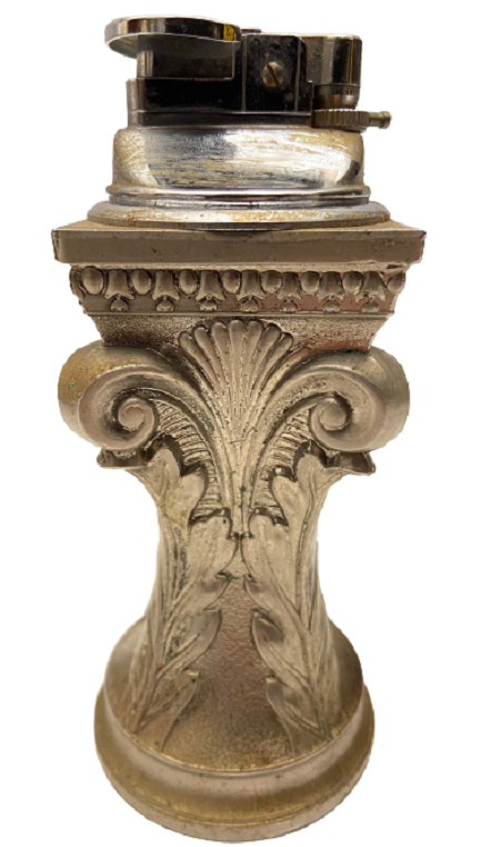 METAL İŞLEMELİ KAİDE ÜZERİNDE GAZLI  CAKMAK TAŞLI MASA ÜZERİ ÇAKMAĞI