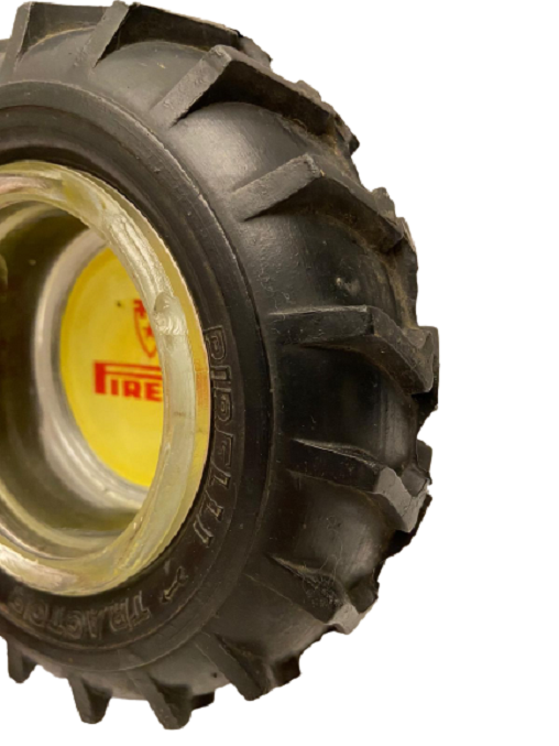 PIRELLI TRACTÖR AGR  LASTİK FORMUNDA ORTASI CAM PIRELLİ LEGOLU SARI KIRMIZI RENKDE KÜLLÜK KÜL TABLASI