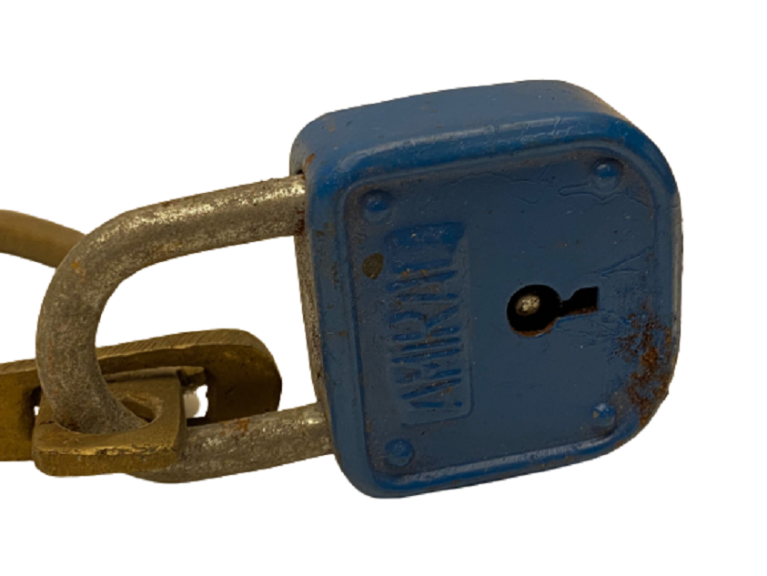 PİRİNÇ SUBAY KELEPCESİ ÜZERİNDE AMİRAL MAVİ ASMA KİLİT VARDIR 