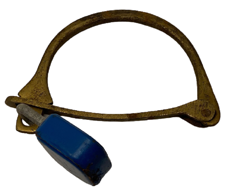 PİRİNÇ SUBAY KELEPCESİ ÜZERİNDE AMİRAL MAVİ ASMA KİLİT VARDIR 