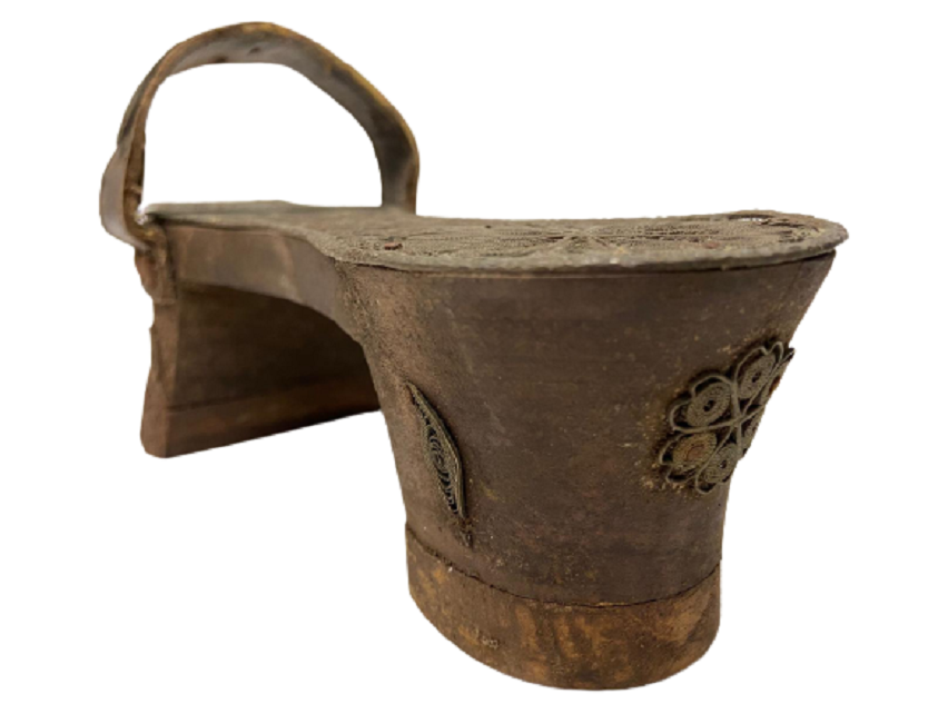 AHŞAP ÜZERİNE EL İŞİ  GÜMÜŞ KAPLAMA TELKARİ İŞLEMELİ ÇİFT TAKUNYA 42 NUMARA GİBİDİR