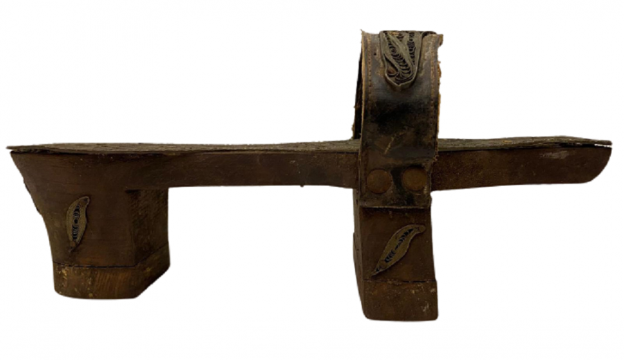 AHŞAP ÜZERİNE EL İŞİ  GÜMÜŞ KAPLAMA TELKARİ İŞLEMELİ ÇİFT TAKUNYA 42 NUMARA GİBİDİR