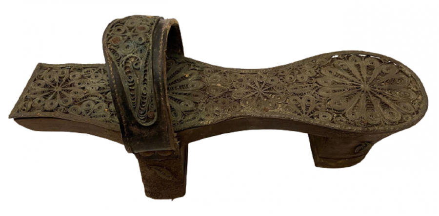 AHŞAP ÜZERİNE EL İŞİ  GÜMÜŞ KAPLAMA TELKARİ İŞLEMELİ ÇİFT TAKUNYA 42 NUMARA GİBİDİR